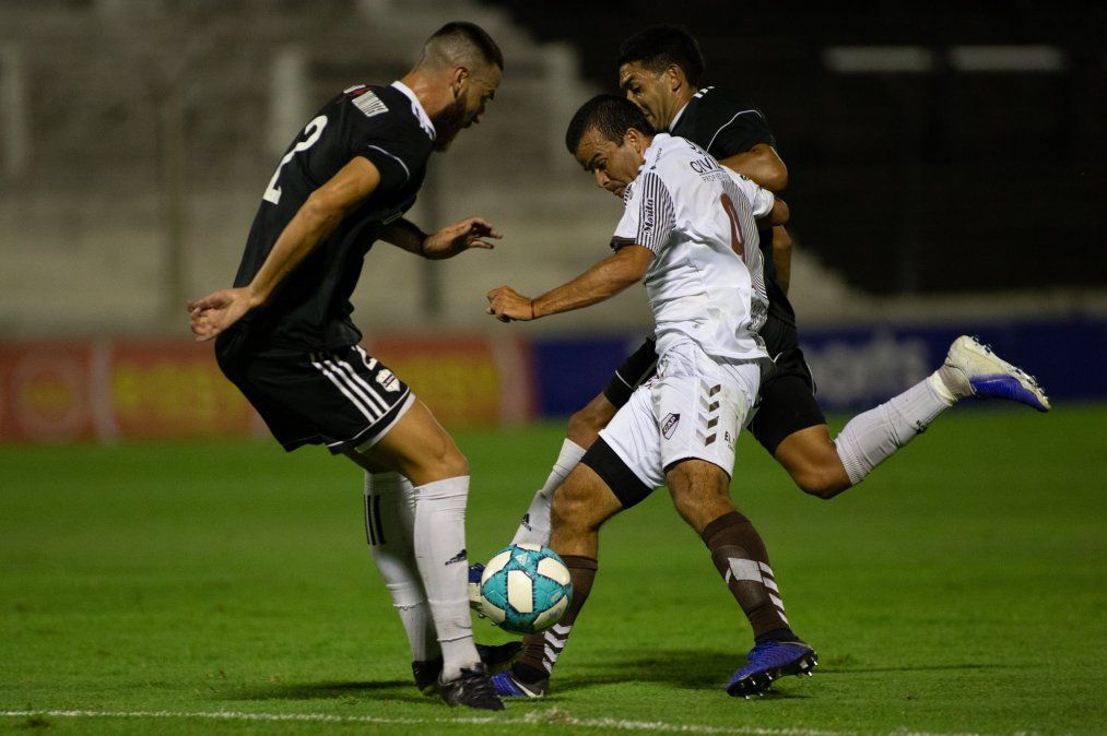 Platense derrotó a Deportivo Riestra por penales y avanzó a semifinales del Reducido de la Primera Nacional.