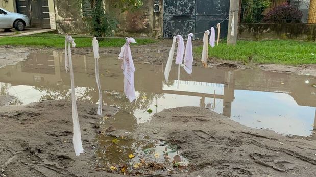 Vecinos de barrio Arenales señalizaron un corte de calle con trapos, debido a un caño roto que afecta la cotidianidad en la zona.