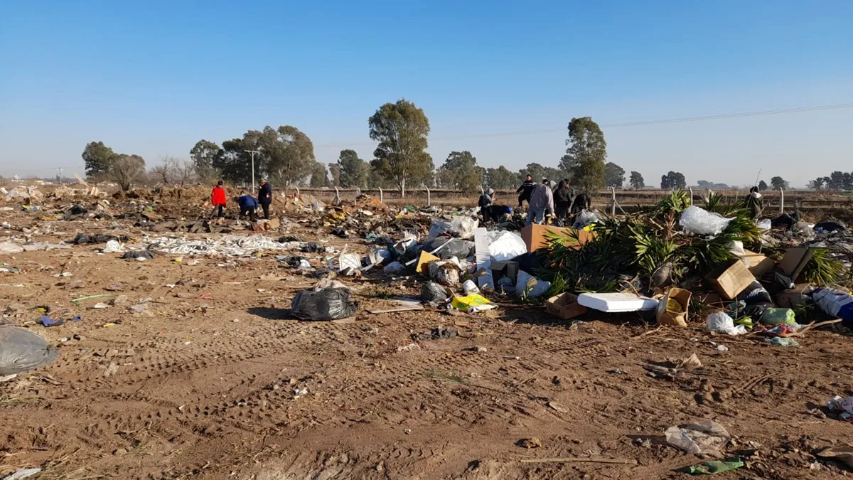Empleados municipales de Las Parejas hallaron dos bolsas con varios miles de dólares, en el interior de un ropero que estaba en un basural.
