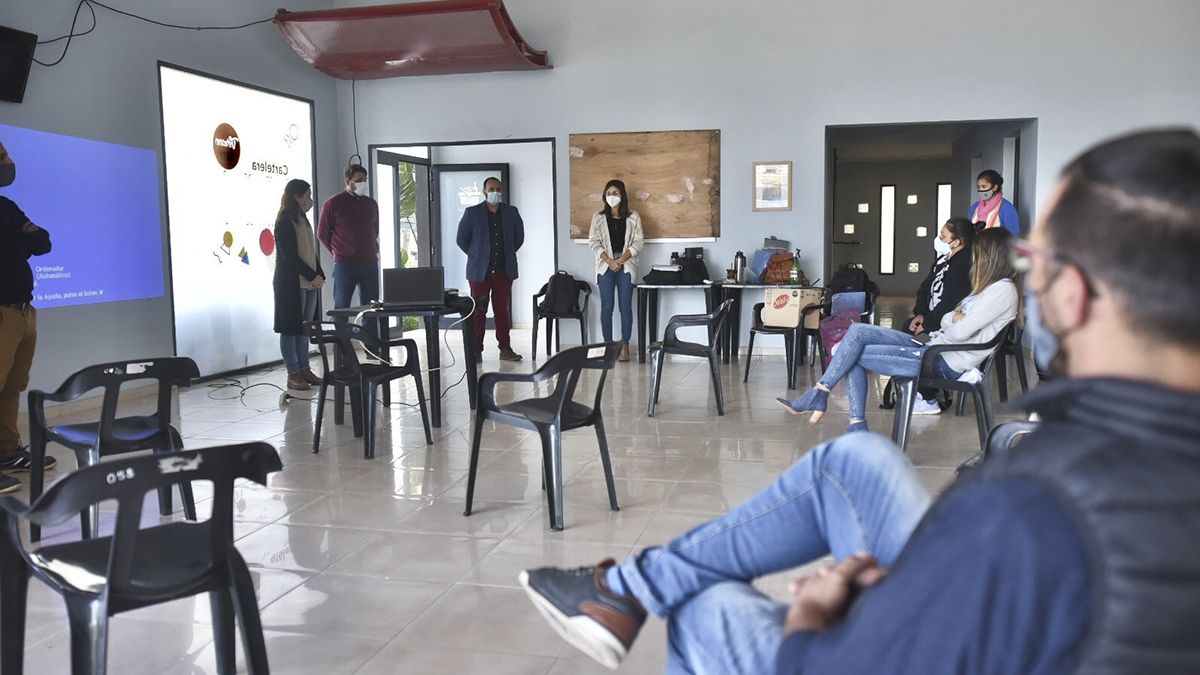 Previo a la reapertura del espacio que el año pasado supo albergar a unas 170 personas, el municipio trabajó en su reacondicionamiento y brindó capacitaciones a los 20 profesionales de la salud que desempeñarán tareas de cuidado y asistencia a quienes allí se alojen.