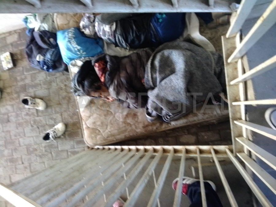 Los espacios comunes del edificio construido en Barranquitas con fondos del Plan Hábitat fueron ocupados: primero por limpiavidrios de la zona y luego se sumaron otras personas.