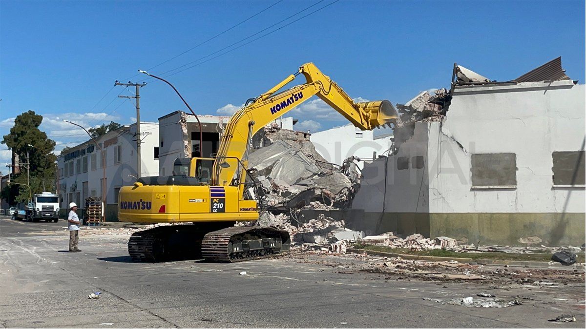 La demolición de lo que quedó de la estructura comenzó en horas de la siesta de este lunes.