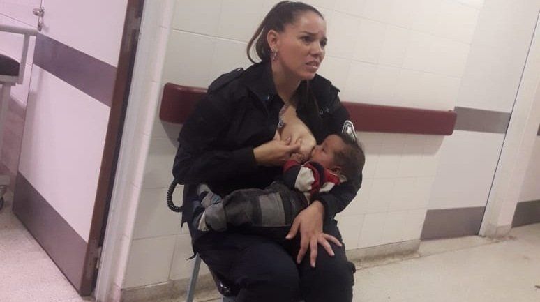 Policía le dio la teta a un bebé en un hospital público