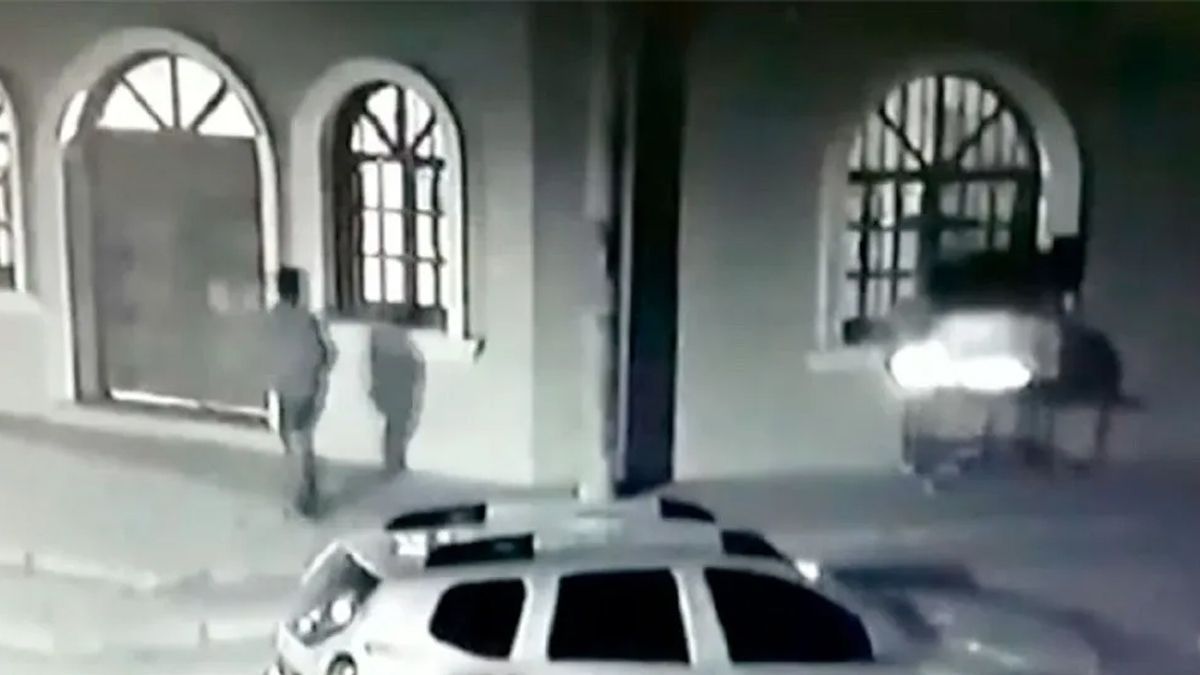 El maleante se va caminando tranquilamente con la carne debajo del brazo.&nbsp;