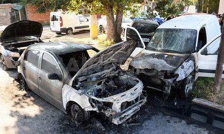 Así quedaron los autos tras la explosión. Así quedaron los autos tras la explosión.