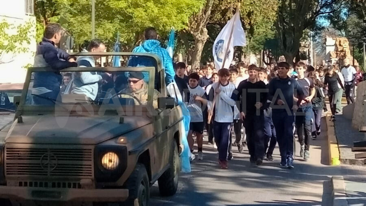Estudiantes y docentes recorrieron las calles de Gualeguaychú en homenaje a la Cruzada que unió al país en tiempos difíciles.