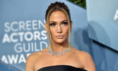 Halftime ofrece un vistazo íntimo al detrás de escena de Jennifer Lopez y el valor y la determinación que la han convertido en el ícono que es en la actualidad. Halftime ofrece un vistazo íntimo al detrás de escena de Jennifer Lopez y el valor y la determinación que la han convertido en el ícono que es en la actualidad.