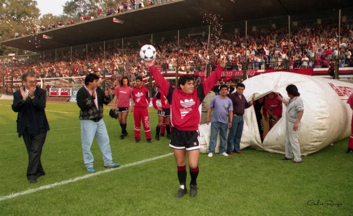 Maradona pisa el césped de la cancha de Newell's y 40 mil almas explotan - Foto: Carlos Ronga. Maradona pisa el césped de la cancha de Newell's y 40 mil almas explotan - Foto: Carlos Ronga.