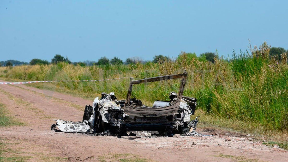 La mujer apareció calcinada en el auto, pero había muerto antes acribillada, según la investigación.
