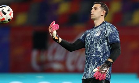 dibu martinez, nominado entre los mejores arqueros del mundo dibu martinez, nominado entre los mejores arqueros del mundo