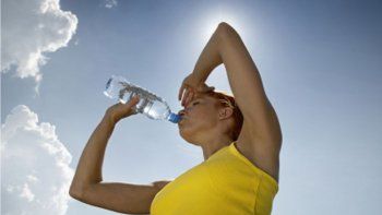 Cómo cuidarse y sentirse bien en verano: hidratación, protección solar y señales ante un golpe de calor