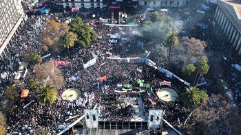 La ex mandataria dijo estar firme y tranquila en su domicilio de San José 1111, aunque con prohibición de salir al balcón, en una medida judicial que consideró un cachivache.