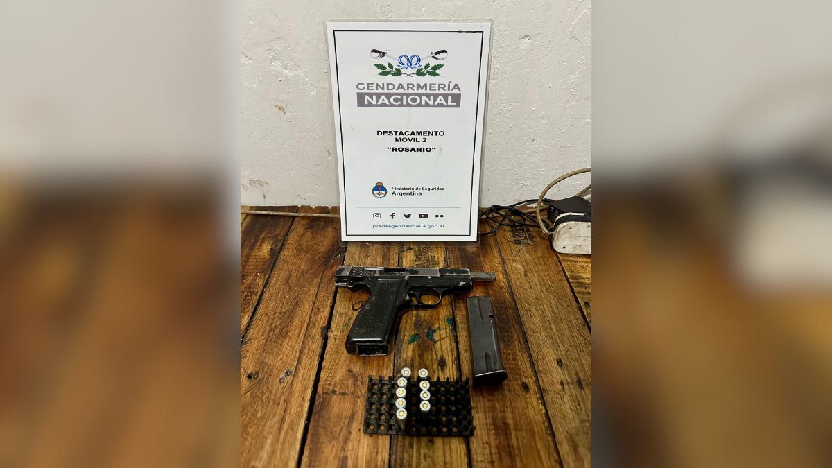 Gendarmería siguió a dos sospechosos armados y allanó una casa en Rosario. Detuvo a un hombre y cuatro menores quedaron demorados. Gendarmería siguió a dos sospechosos armados y allanó una casa en Rosario. Detuvo a un hombre y cuatro menores quedaron demorados.
