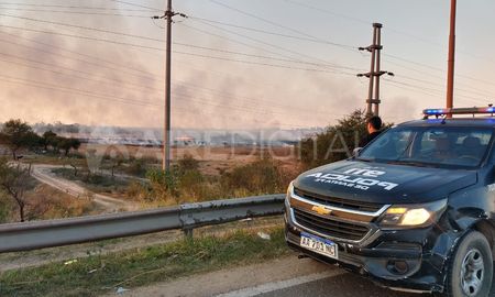 La quema de pastizales en inmediaciones del segundo aliviador de ruta 168 preocupa a las autoridades policiales y bomberiles, sobre todo por la cercanía de las llamas a las viviendas. La quema de pastizales en inmediaciones del segundo aliviador de ruta 168 preocupa a las autoridades policiales y bomberiles, sobre todo por la cercanía de las llamas a las viviendas.