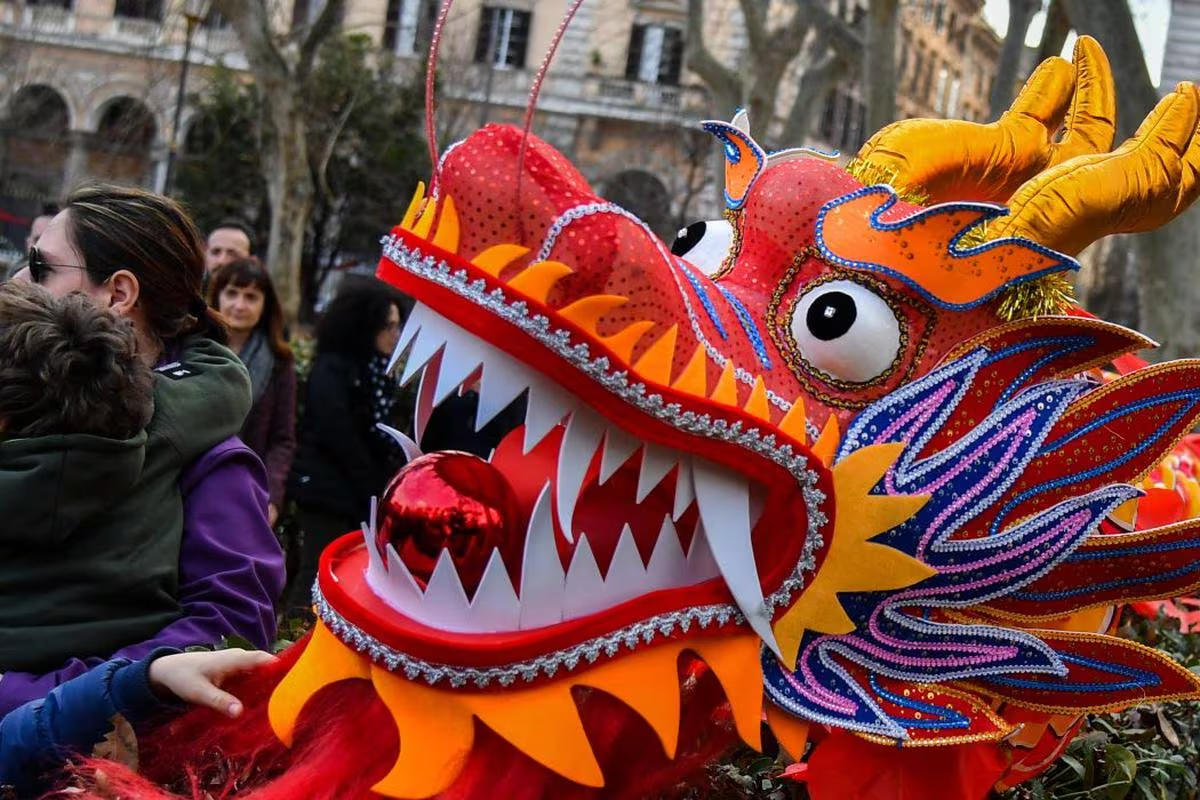 En China, la figura del dragón se asocia con la fuerza, con la salud, con la armonía y con la buena suerte. En China, la figura del dragón se asocia con la fuerza, con la salud, con la armonía y con la buena suerte.