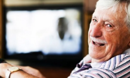 Un abuelo compró un televisor para el Mundial, la familia le reclamó y su respuesta hizo llorar a todos- Foto ilustrativa. Un abuelo compró un televisor para el Mundial, la familia le reclamó y su respuesta hizo llorar a todos- Foto ilustrativa.