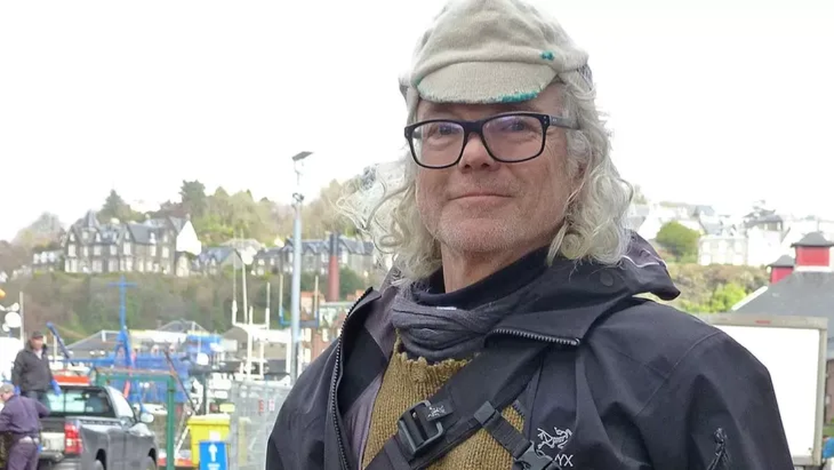 Roc Sandford es un inglés de 65 años y miembro de una de las familias más nobles de Inglaterra. Roc Sandford es un inglés de 65 años y miembro de una de las familias más nobles de Inglaterra.