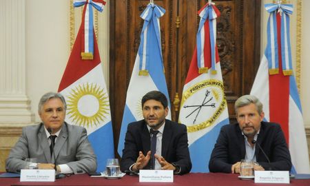 Martín Llaryora, Maximiliano Pullaro y Rogelio Frigerio se reunieron en Rosario y pidieron la baja o la eliminación de las retenciones. Martín Llaryora, Maximiliano Pullaro y Rogelio Frigerio se reunieron en Rosario y pidieron la baja o la eliminación de las retenciones.
