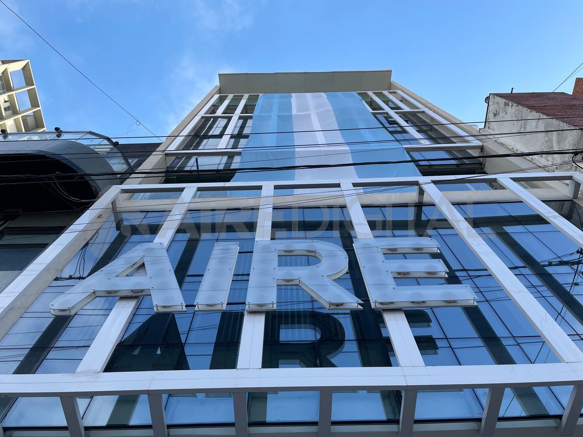 La bandera del edificio de AIRE tiene una extensión de 16 metros de alto por 5 de ancho.