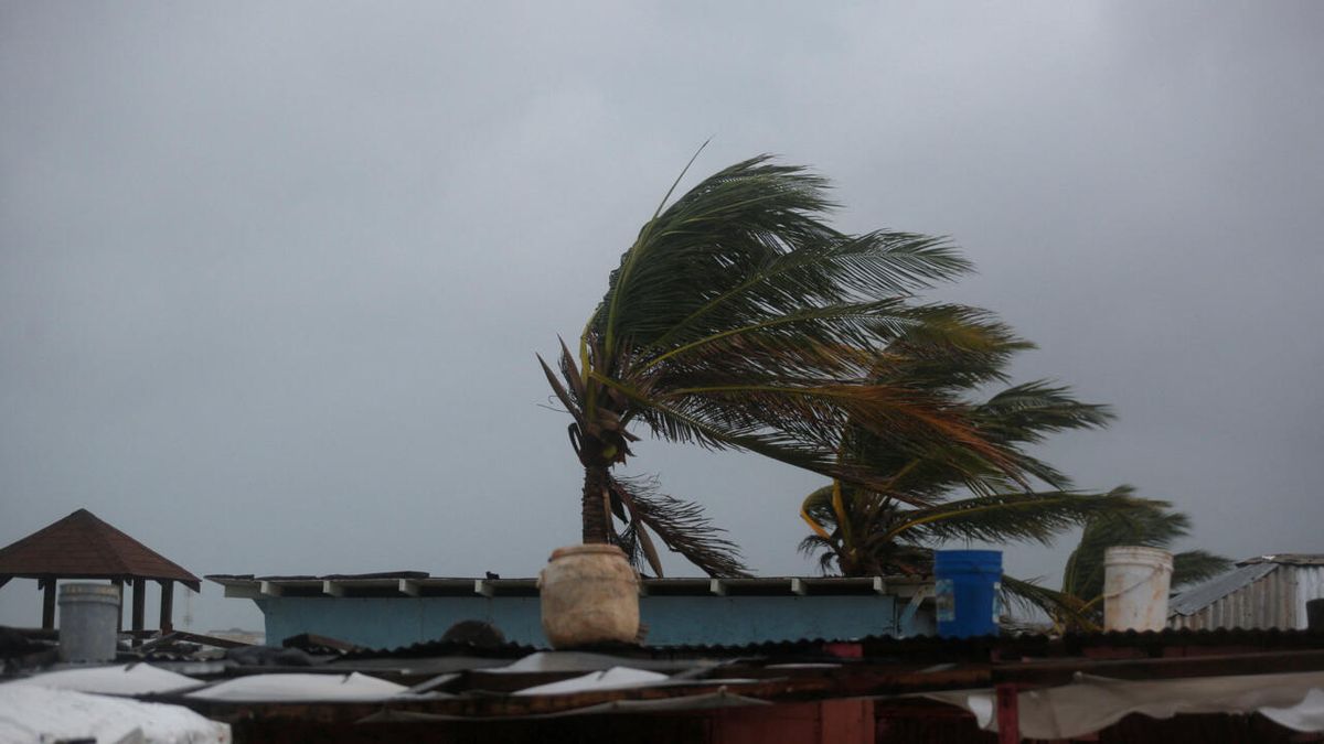 Alerta máxima por la trayectoria del huracán Melissa. Tocó tierra en Santiago de Cuba. 700.000 evacuados.