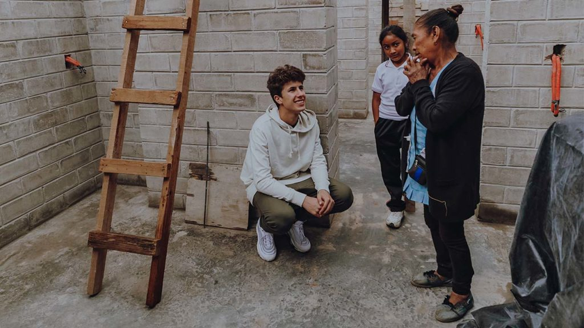 Juanpa Zurita recaudó fondos para ayudar a su país.