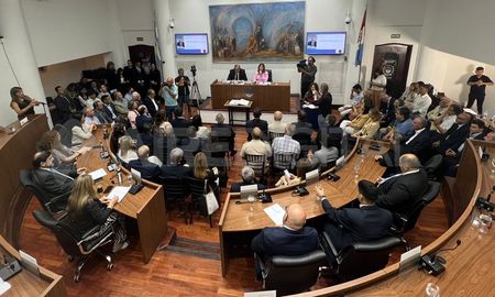 El intendente de la ciudad de Santa Fe, Juan Pablo Poletti, abrió el proceso para que la capital provincial inicie el debate que culminará con la reforma de su Carta Orgánica. El intendente de la ciudad de Santa Fe, Juan Pablo Poletti, abrió el proceso para que la capital provincial inicie el debate que culminará con la reforma de su Carta Orgánica.