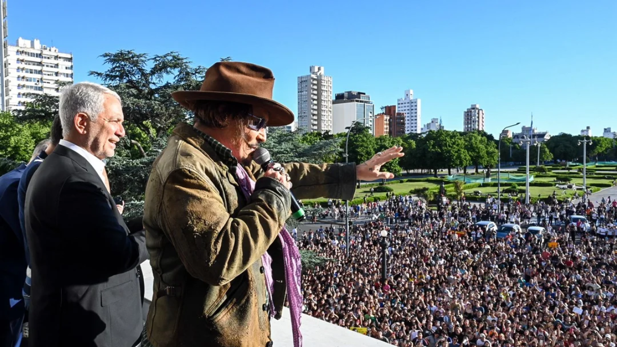 El actor recibió las llaves de la ciudad en una ceremonia y presentó su film Modigliani. El actor recibió las llaves de la ciudad en una ceremonia y presentó su film Modigliani.