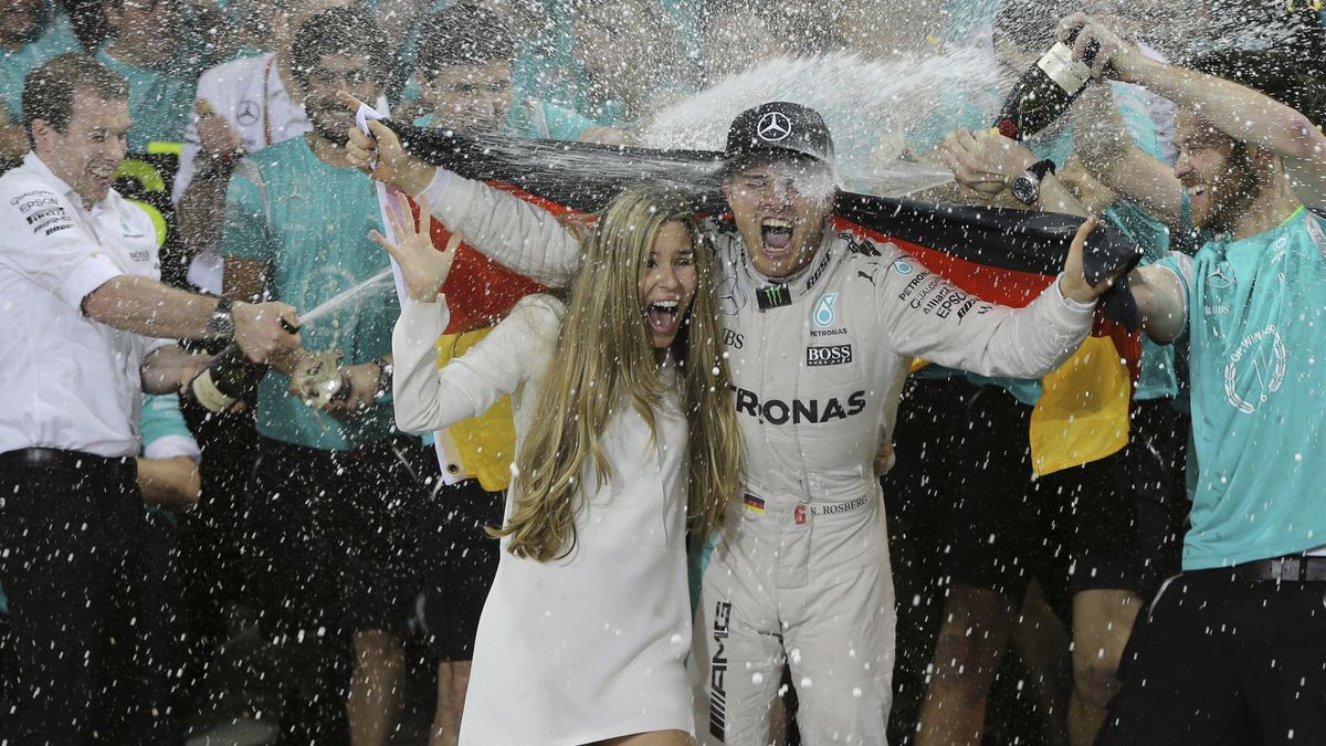 Solo cinco días después de obtener el título, Nico Rosberg anunció su retiro de la Fórmula 1. “Alcancé lo que quería alcanzar y, mi siguiente paso, es ser padre y esposo “, señaló. Casado con la empresaria alemana Vivian Sibold (foto), tienen dos hijas: Alaia (nacida en 2015) que, en vasco, significa alegre, y Naila (2017).