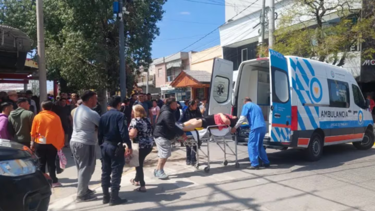 Hombre apuñaló repetidamente a una mujer en plena calle y luego se cortó el cuello en Santiago del Estero.