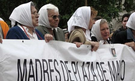 Las Madres de Plaza de Mayo cumplen 44 años y lo celebran con un acto virtual y banderas argentinas Las Madres de Plaza de Mayo cumplen 44 años y lo celebran con un acto virtual y banderas argentinas