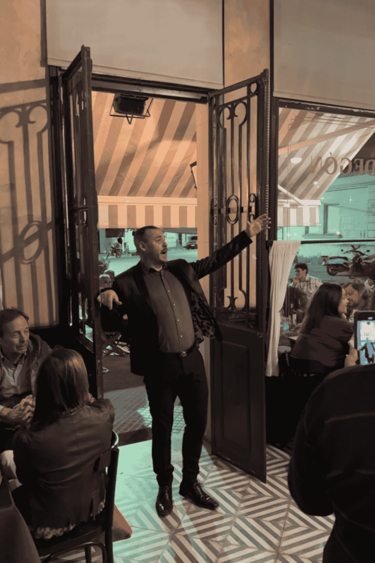 El cantante Andrés Novero en la entrada del restaurante. Foto: redes sociales. El cantante Andrés Novero en la entrada del restaurante. Foto: redes sociales.