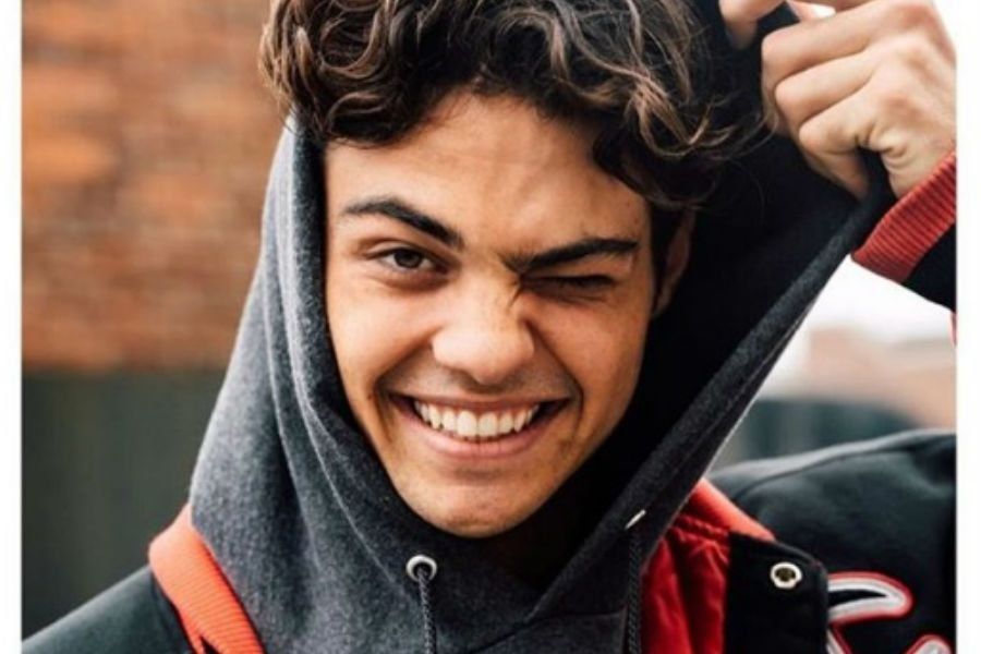 ¿Quién es la novia de Noah Centineo?