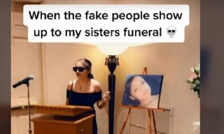 Video viral muestra como una joven echó del funeral de su hermana a una invitada: Eres una falsa. Video viral muestra como una joven echó del funeral de su hermana a una invitada: Eres una falsa.