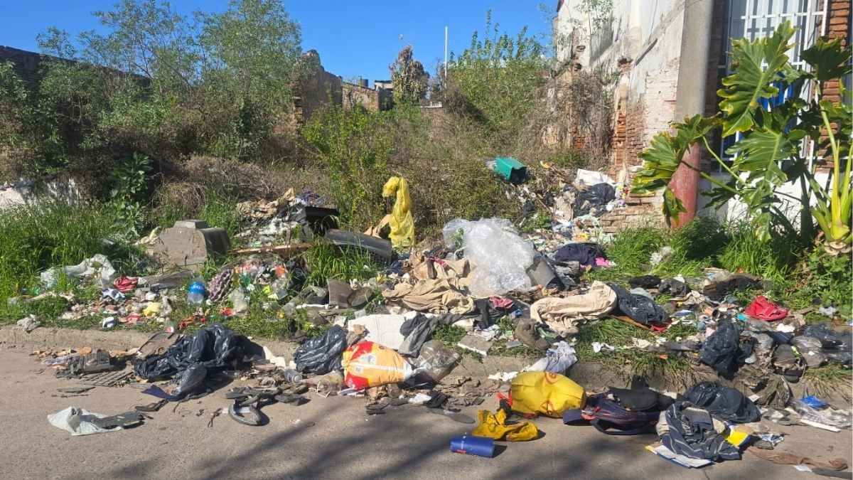 Los vecinos se cansaron de la gran cantidad de basuras y decidieron tomar cartas en el asunto. Los vecinos se cansaron de la gran cantidad de basuras y decidieron tomar cartas en el asunto.