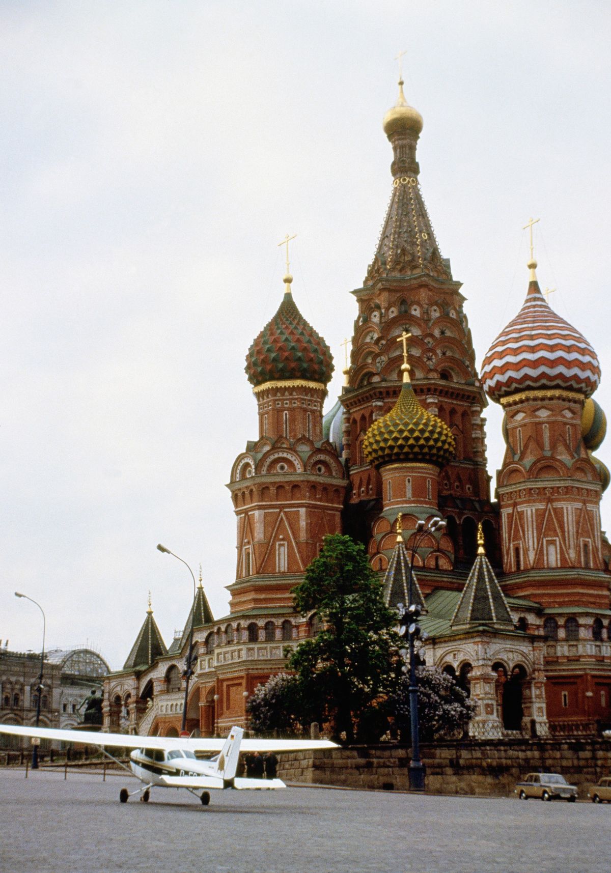 En un principio, Rust resolvió aterrizar en el puente Moskvoretskiy, sobre el río Moscova pero, finalmente, lo hizo en la calle adoquinada llamada Vasilevski Spusk, que divide la sede del gobierno soviético y la Catedral de San Basilio, y terminó su rodaje frente a la Torre Spasskaya –la entrada oficial del Kremlin, y con la nariz de su Cessna apuntando hacia el Mausoleo de Lenin–, donde apagó el motor. Eran las 18.43, hora local, del jueves 28 de mayo de 1987. En un principio, Rust resolvió aterrizar en el puente Moskvoretskiy, sobre el río Moscova pero, finalmente, lo hizo en la calle adoquinada llamada Vasilevski Spusk, que divide la sede del gobierno soviético y la Catedral de San Basilio, y terminó su rodaje frente a la Torre Spasskaya –la entrada oficial del Kremlin, y con la nariz de su Cessna apuntando hacia el Mausoleo de Lenin–, donde apagó el motor. Eran las 18.43, hora local, del jueves 28 de mayo de 1987.