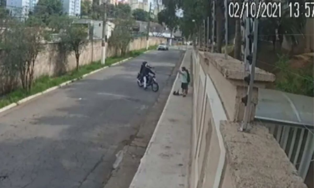 Vio como robaban a una pareja y atropelló a los motochorros con su auto Vio como robaban a una pareja y atropelló a los motochorros con su auto