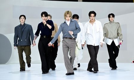 BTS en el Museo Guggenheim de Nueva York: RM, Jin, Suga, J-Hope, Jimin, V y Jung Kook cantando en el icónico escenario en espiral durante la presentación de su nuevo corte Swim para el programa de Jimmy Fallon. BTS en el Museo Guggenheim de Nueva York: RM, Jin, Suga, J-Hope, Jimin, V y Jung Kook cantando en el icónico escenario en espiral durante la presentación de su nuevo corte Swim para el programa de Jimmy Fallon.