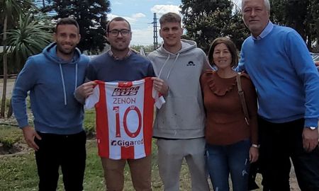 Claudio Corvalán y Kevin Zenón recibieron a la familia del pequeño y le entregaron una camiseta firmada por todo el plantel. Claudio Corvalán y Kevin Zenón recibieron a la familia del pequeño y le entregaron una camiseta firmada por todo el plantel.