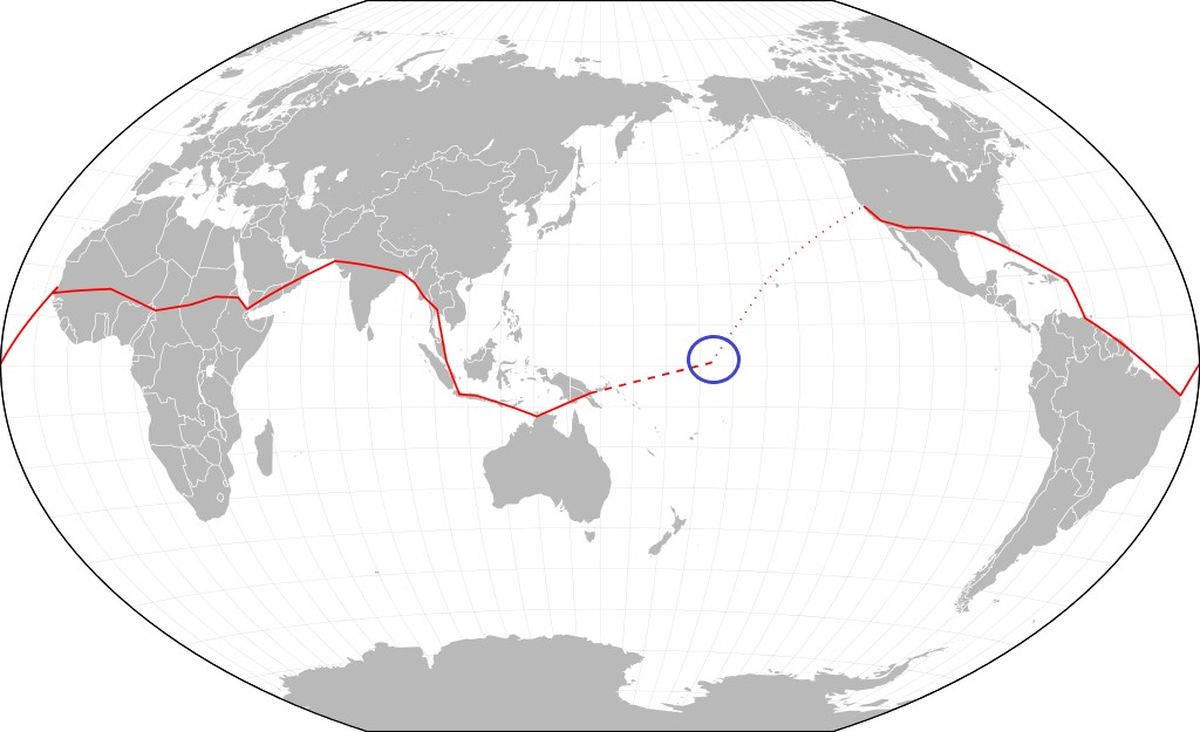 El mapa indica el probable lugar –en la inmensidad del Pacífico– donde Earhart y Noonan desparecieron el 2 de julio de 1937, y nunca fueron encontrados. Habían completado casi 22.000 millas (40.700 kilómetros), y les restaban 7000 millas (12.900 kilómetros) para completar la vuelta al mundo.