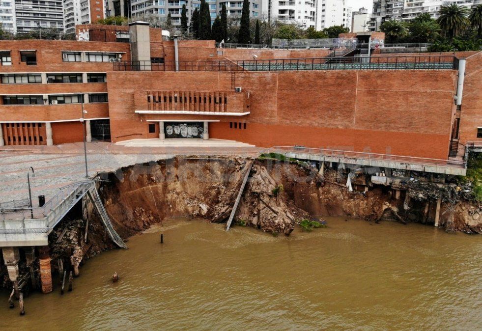 El desmoronamiento ocurrió cerca del auditorio, en una zona que se encuentra casi debajo del anfiteatro del parque España.