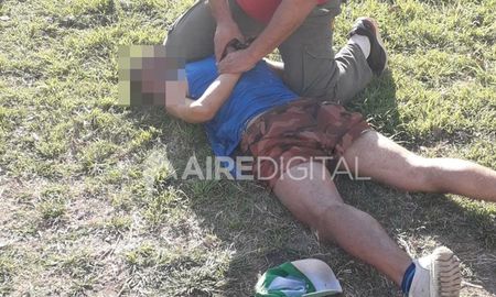 Así redujeron los vecinos al ladrón hasta que llegó la policía. Así redujeron los vecinos al ladrón hasta que llegó la policía.