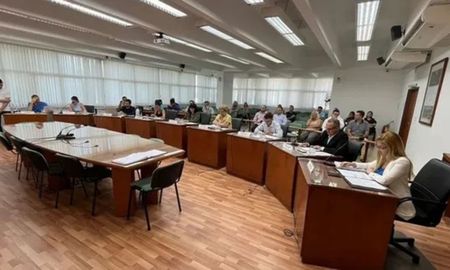 El Concejo de Rafaela aprobó una resolución que permite a los diez concejales elegir entre continuar con el actual sueldo de bolsillo o adherir a un esquema atado al RIPTE. El Concejo de Rafaela aprobó una resolución que permite a los diez concejales elegir entre continuar con el actual sueldo de bolsillo o adherir a un esquema atado al RIPTE.
