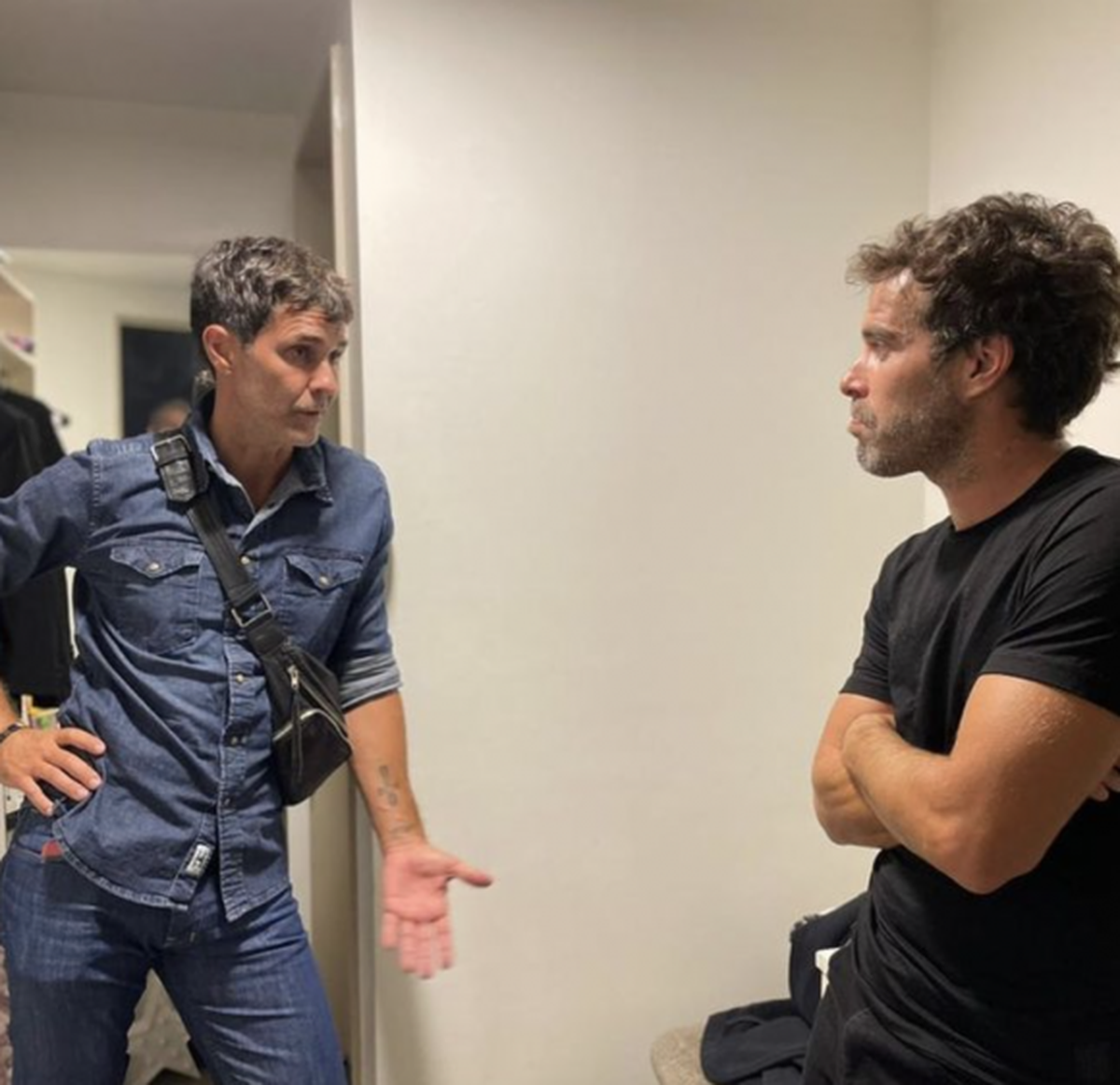 Mariano Mart&iacute;nez y Nicol&aacute;s Cabr&eacute; conversando en los camarines.