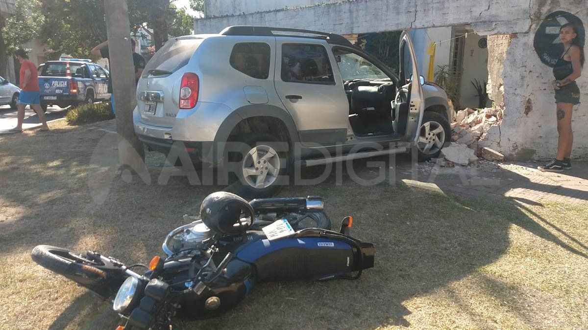 Las primeras versiones del incidente indican que la camioneta circulaba por calle San Lorenzo en dirección al norte de la ciudad y debido a que un tráiler se encuentra a metros de la esquina, no logró divisar que por calle Quintana, venía el motociclista.