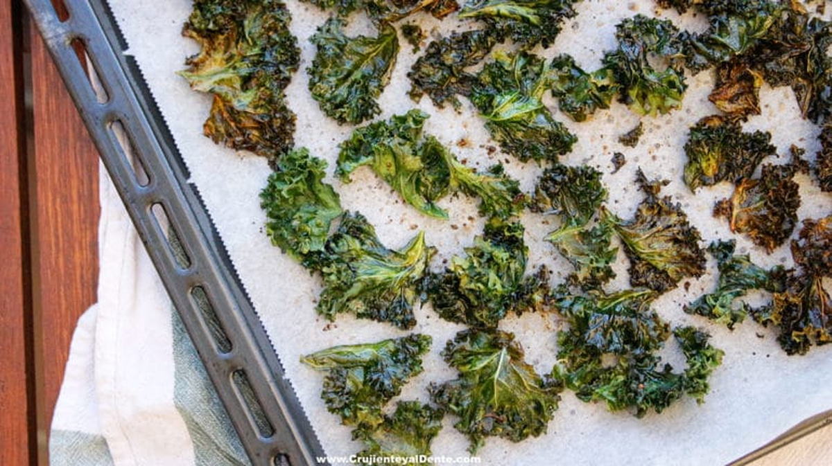 La receta de chips de kale lleva muy pocos ingredientes. La receta de chips de kale lleva muy pocos ingredientes.