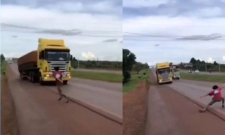 El camión debió girar de manera repentina para evitar atropellar a los jóvenes. El camión debió girar de manera repentina para evitar atropellar a los jóvenes.
