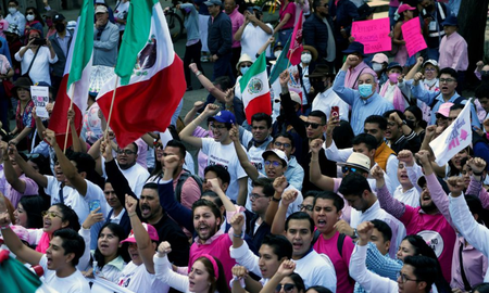 Masiva marcha en México contra la reforma electoral de López Obrador. Masiva marcha en México contra la reforma electoral de López Obrador.