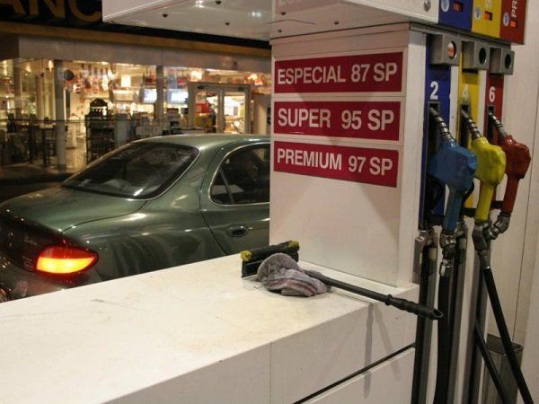 Por la devaluación, uruguayos cruzan la frontera para llenar el tanque