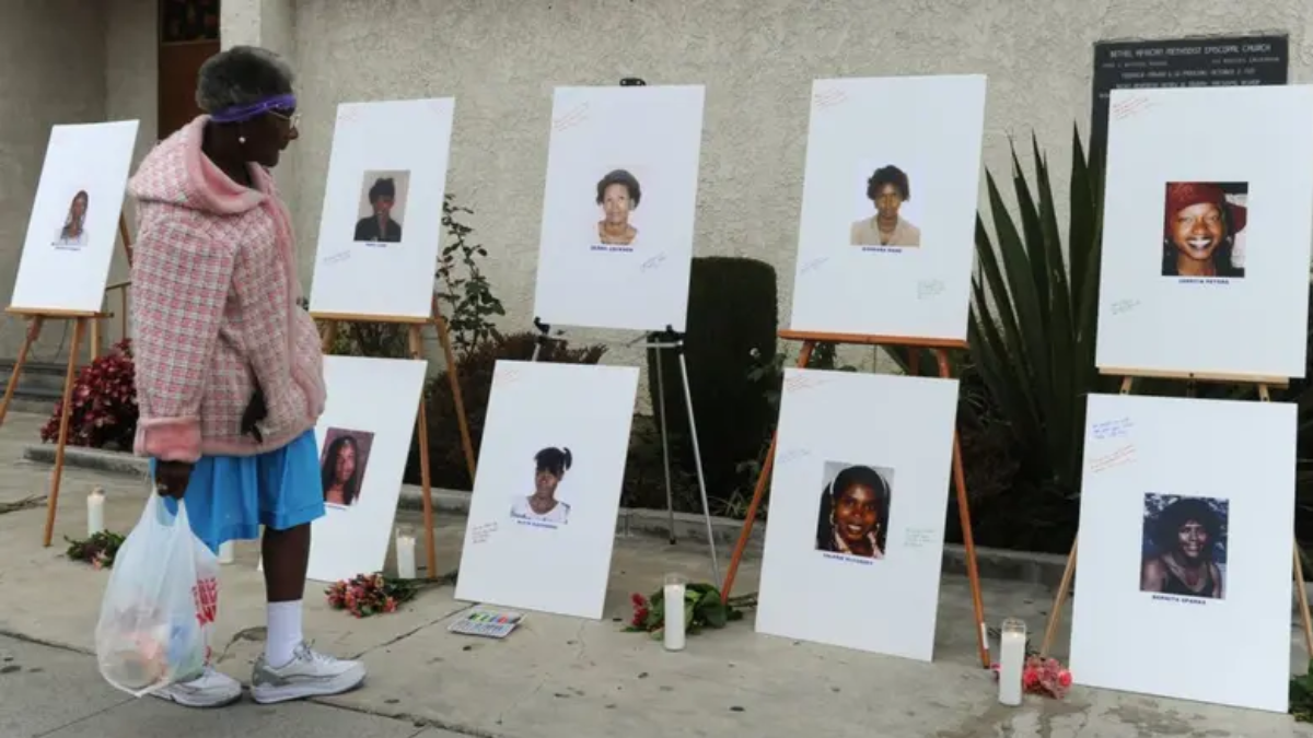 Una mujer observa las fotos de las víctimas de un asesino seria que se llamado como "El nefasto durmiente". Una mujer observa las fotos de las víctimas de un asesino seria que se llamado como "El nefasto durmiente".