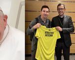 El Papa Francisco le obsequió a Lionel Messi una camiseta del Athletica Vaticana, luego de que el crack rosarino le haya enviado una del Paris Saint-Germain a Bergoglio. El Papa Francisco le obsequió a Lionel Messi una camiseta del Athletica Vaticana, luego de que el crack rosarino le haya enviado una del Paris Saint-Germain a Bergoglio.